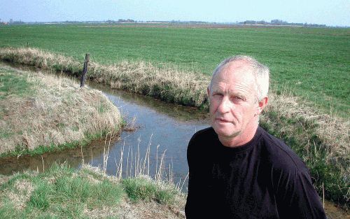 ALDEBOARN - Boer G. Hofstra uit Aldeboarn in Friesland bij het weiland dat hij gruttovriendelijk beheert. - Foto RD,Anton Dommerholt