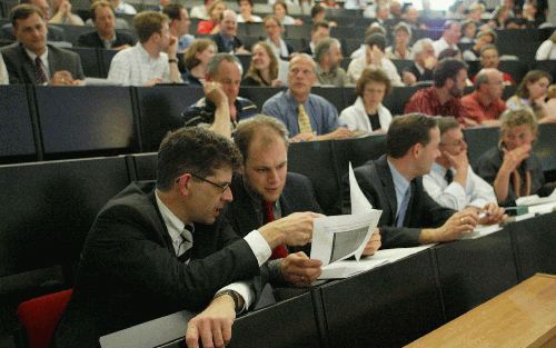 GOUDA - Leerkrachten, jongerenwerkers en ambtsdragers woonden woensdag in Gouda een studiedag over waarden en normen bij. - Foto Martin Droog