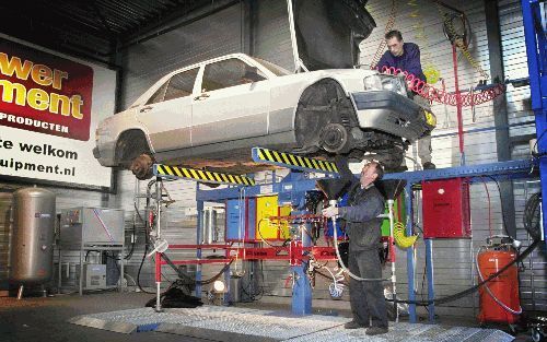 APELDOORN - Met benzinestations bouwen en onderhouden is Hamer Installatietechniek groot geworden. Een nieuwe activiteit is het inbouwen van een afzuigunit bij autodemontagebedrijven. De installatie moet zorgen voor veilige en doelmatige afvoer van benzin