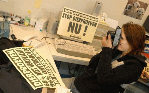 AMSTERDAM - Activisten hebben donderdag het proefdierlaboratorium van de Vrije Universiteit in Amsterdam bezet. De actievoerders eisten dat de proefdieren de hele dag met rust zouden worden gelaten. Het was donderdag Wereldproefdierendag. - Foto ANP