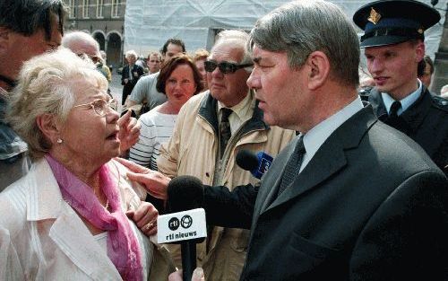 DEN HAAG - Een voorbijgangster gaat op het Binnenhof in gesprek met SGP-fractievoorzitter Van der Vlies over zijn politieke visie. De SGP-voorman sprak donderdag met onderhandelaars van VVD, CDA en ChristenUnie en beide informateurs over de formatie van e