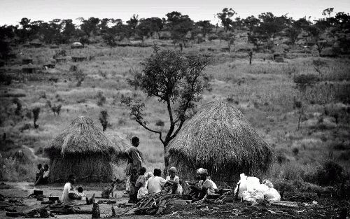 Driehonderdduizend voormalige rebellen van Unita zijn in verschillende kampen in Angola geÃ¯nterneerd. Ze wachten al een jaar op toestemming om naar huis te gaan. - Foto Eljee