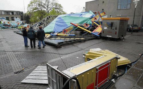 GELDROP - Een korte hevige windhoos heeft zaterdagmiddag in het centrum van Geldrop schade veroorzaakt. Op de Geldropse voorjaarskermis zijn verschillende attracties omgewaaid. Daarbij zijn enkele mensen lichtgewond geraakt, aldus een woordvoerder van de 