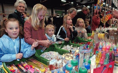 GELDERMALSEN - In de veilinghallen te Geldermalsen is woensdag voor de veertigste maal de Mbuma-Zendingsdag gehouden. De dag werd bezocht door ongeveer 4800 mensen. De organisatoren wijten de iets lagere opkomst aan de dreiging van de vogelpest. - Foto Wi