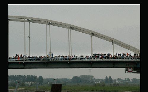 Toegestroomd publiek op de brug over de IJssel