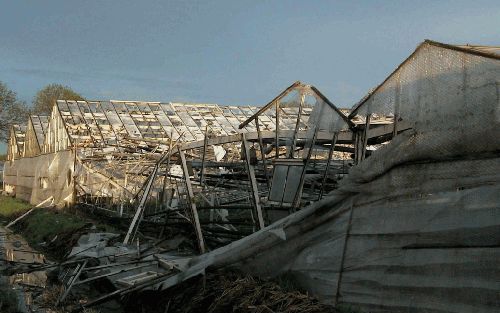 Kassen liepen vrijdagavond zware schade op door een windhoos die over het Zuidhollandse Noorden trok