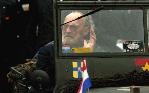 WAGENINGEN - Prins Bernhard zwaaide maandag vanuit een oude Jeep naar het publiek, onderweg van de herdenkingsdienst in de Johannes de Doperkerk naar de kranslegging op het 5-Meiplein in Wageningen. De 91-jarige prins was aanwezig bij de jaarlijkse herden