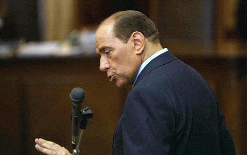 MILAAN - De Italiaanse premier Silvio Berlusconi voert het woord tijdens de rechtszitting waarin hij wordt beschuldigd van corruptie. Berlusconi was in de jaren ’80 betrokken bij de overname van het staatsbedrijf SME. Daarbij zou hij een rechter hebben om