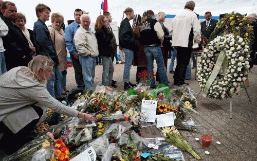 HILVERSUM - Belangstellenden lopen langs de plaats in Hilversum waar Pim Fortuyn werd vermoord. Ze leggen bloemen en briefjes op die plek. Enkele honderden mensen herdachten in het Mediapark de moord op de politicus. - Foto ANP