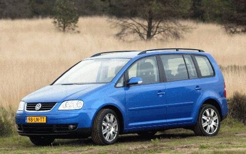 De Touran is Volkswagens antwoord op de Renault ScÃ©nic, de CitroÃ«n Picasso en de Opel Zafira. De auto liet uiteindelijk zeven jaar op zich wachten. In dat licht gezien valt het resultaat wat tegen: degelijk en functioneel, maar absoluut niet vernieuwend