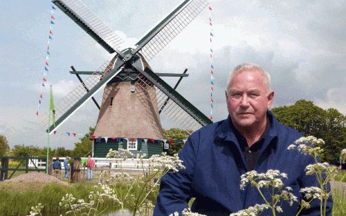 HAARLEM - Molenaar Jacob Haalstra bij De Veer in Haarlem: „Weet je wie er gek op molens zijn? Krakers. Die vinden het heerlijk om in een molen te wonen. En het Ã­s ook heerlijk.” - Foto Paul Dijkstra