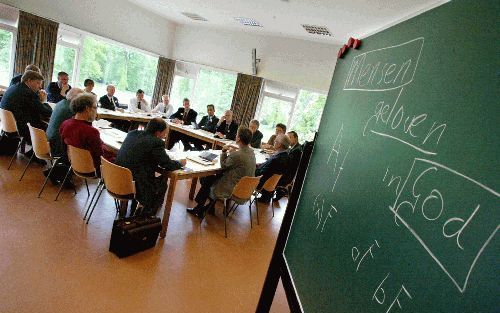 DOORN - „Het is de taak van de theoloog om de werkelijkheid van God te benoemen.” In het theologisch seminarium Hydepark in Doorn spraken theologen vrijdag met elkaar over een boek van prof. dr. F. G. Immink: ”In God geloven”. - Foto RD,(Anton(Dommerholt