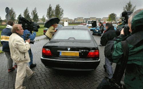 LELYSTAD - Twee uur na de uitspraak van het Arnhemse gerechtshof verliet AndrÃ© de V. als vrij man de gevangenis in Lelystad. Hij deed dat in de auto van zijn advocaat, mr. A. Moszkowicz. Het hof sprak De V. vrij van brandstichting op het terrein van SE F