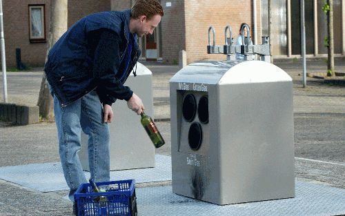 APELDOORN - De glasbak bestaat 25 jaar. Niet alleen zijn er in die jaren 25.000 bijgekomen, ook het uiterlijk is niet hetzelfde gebleven: de glasbakken van tegenwoordig zitten onder de grond. - Foto RD, Henk Visscher