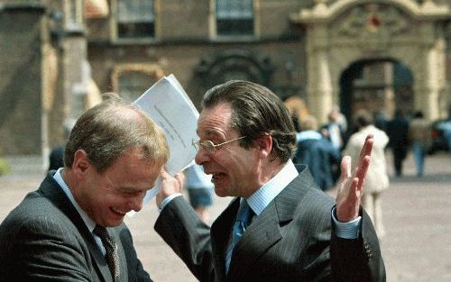 DEN HAAG - Heftige gebaren bij VVD-onderhandelaar Frank de Grave (r.), die vrijdag op het Binnenhof het gesloten kabinetsakkoord met minister Hoogervorst van FinanciÃ«n besprak. Het motto van het nieuwe kabinet wordt ”Meedoen, meer werk, minder regels”. -