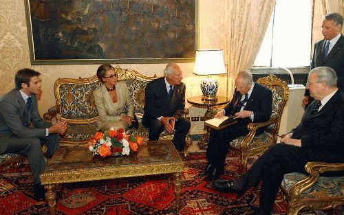 ROME - De Italiaanse president Carlo Azeglio Cimapi (3e v.r.) ontving vrijdag prins Vittorio Emmanuele (3e v.l.), het hoofd van het huis van Savoye, zijn vrouw Maina Doria (2e v.l.) en hun zoon Emanuele Filiberto. - Foto EPA