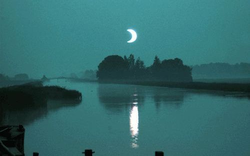 MAASLAND - De zonsverduistering begon zaterdagochtend tegen 4.30 uur, maar was op dat moment in Nederland nog niet te zien omdat de zon pas een uur later op kwam. Na zaterdag duurt het tot 3 oktober 2005 voordat in Nederland weer een zonsverduistering waa