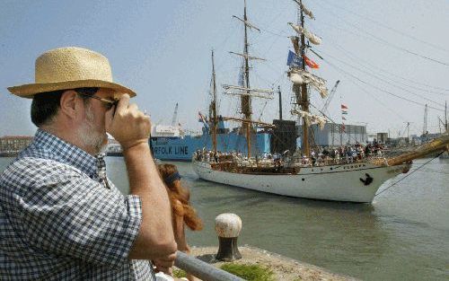 SCHEVENINGEN - Bezoekers van de Schevingse Vlaggetjesdag bekeken en fotografeerden zaterdag de driemaster Europa bij het verlaten van de haven. De Europa was een van de zeven oude zeilschepen die streden om de befaamde haringbokaal tijdens de haringrace. 