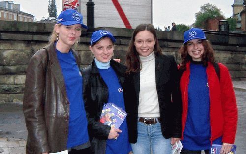 WARSCHAU - Van links naar rechts Marta Lepecka, Monika Jeznach, Ania Uzdowska en Eliza Barszcz op het Zambowyplein in Warschau. Ze informeren voorbijgangers over de toetreding van Polen tot de Europese Unie. - Foto RD, Anton Dommerholt