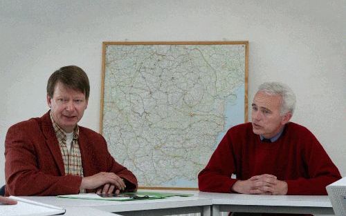 BARNEVELD - Calvijns Institutie zal breed worden ontvangen in RoemeniÃ«, zo verwachten Gerrit van Dijk (l.) en AdrÃ© Lichtendonk. Beiden zijn namens stichting Hulp Oost-Europa (HOE) betrokken bij een driedaags Calvijn-congres in het Roemeense Cluj. - Foto