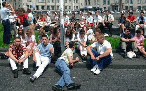 DEN HAAG - Pauze afgelopen zaterdag tijdens de jaarlijkse +16-bondsdag van de Jeugdbond Gereformeerde Gemeenten. Locatie was het Nederlands Congres Centrum in Den Haag. Het thema luidde: ”Brood-Nodig”. - Foto Jos van Leeuwen