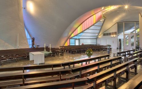 Een futuristische kerk die zit als een oude jas