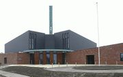 THOLEN â€“ De voorzijde van de nieuwe Rehobothkerk in Tholen. Ds. C. de Jongste heeft het kerkgebouw van de gereformeerde gemeente woensdag in gebruik genomen. Foto Vision Photo
