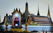 BANGKOK â€“ De straten van Bangkok zijn al versierd voor het staatsbezoek van koningin Beatrix en prins Willem Alexander, dat vandaag begon. Voor het Chitrlade paleis van de Thaise koning Bhumibol staat een portret van koningin Beatrix. Foto ANP