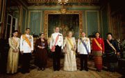 BANGKOK - Koningin Beatrix, kroonprins Willem-Alexander en leden van het Thaise vorstenhuis poseren voor een staatsieportret. V.l.n.r.: de toekomstige vrouw van de Thaise kroonprins Maha Vajiralongkorn, de Thaise kroonprins Maha Vajiralongkorn, de Thaise 