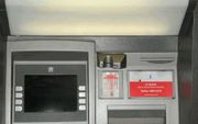 ZOETERMEER â€“ Een Duitse geldautomaat met een nepsleuf. In combinatie met een minicameraatje voldoende om pinners duizenden euro’s afhandig te maken. Foto KLPD
