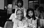 GUANGZHOU â€“ De inmiddels zeer oude ds. Samuel Lamb, predikant van een grote huisgemeente in Guangzhou, samen met twee kleindochters op een archieffoto uit 1997. Foto RD, Henk Visscher