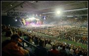 ARNHEM - Het Arnhemse stadion Gelredome was zaterdag tijdens de 31e EO-jongerendag geheel gevuld met jongeren. ”Ongelooflijk?!” luidde het thema dit jaar. Ook premier Balkenende voerde het woord. „Bid, werk en houdt elkaar vast”, hield hij de 32.000 bezoe