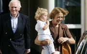 DEN HAAG â€“ Samen met hun kleindochter Amalia verlieten de ouders van prinses Máxima zondagmiddag het Bronovo ziekenhuis in Den Haag, waar ze hun nieuwe kleinkind hadden bewonderd. Ze zwaaiden naar het publiek en lachten breeduit. Foto ANP