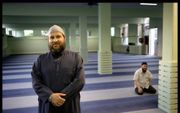 Sjeik Fawaz is de geestelijk leidsman van de as-Soennah-moskee in Den Haag. De AIVD houdt deze moskee in de gaten vanwege de „onomwonden salafistische signatuur.” Onzin, vindt de sjeik. „Het doden van een ongelovige door een individuele moslim is absoluut