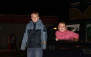 APELDOORN â€“ Patrick van Goor (11) en zijn zusje Kimberley (10) kleumend bij hun auto, ’s nachts om halfdrie bij het Texacotankstation langs de A50. Foto RD