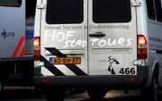 AMSTERDAM â€“ Een busje van justitie waarop onbekenden ”Hofstad Tours” hebben geschreven, arriveerde maandag bij de extra beveiligde rechtbank in Amsterdam Osdorp. Foto ANP