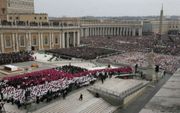 ROME â€“ Het is zondag een jaar geleden dat paus Johannes Paulus II overleed. Er worden 100.000 mensen in Rome verwacht om de paus te herdenken tijdens een nachtwake. Foto: de begrafenisplechtigheid werd vorig jaar door 300.000 mensen bijgewoond. Foto EPA