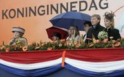 De koninklijke familie zingt het Wilhelmus bijna altijd mee. Hier aan het begin van Koninginnedag 2006 in Zeewolde. Donderdag was het Wilhelmus 75 jaar officieel het Nederlandse volkslied. Foto ANP