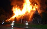 HOOGEVEEN&#61559; – Hoogeveen is in de ban van een reeks branden. Onder meer huizen met rieten daken zijn het doelwit. Op 20 april werd een woonboerderij (foto) aan de Hoogeveenseweg, tussen Hoogeveen en Zuidwolde, in de as gelegd. Foto Jacob Melissen