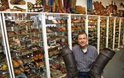 De etnografische schoenenverzameling van Boy Habraken uit Oosterhout bevat meer dan 2500 exemplaren uit ruim 155 landen, waaronder deze postiljonlaarzen uit Frankrijk. Om zijn collectie samen te stellen, reisde hij zeker vijftien keer de wereld rond.wFoto