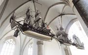 DEN HELDER – De drie scheepsmodellen in de Sint Bavokerk in Haarlem zouden de verovering in 1219 van Damiate, dat aan de ingang van de Nijl lag, door de kruisvaarders symboliseren. Met een ijzeren zaag, die zich aan de voorsteven van de schepen bevond, we