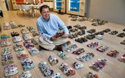 KAATSHEUVEL – Als een van de weinige kinder en jeugdschoenenfabrikanten levert Van Gastel nog schoeisel in uiteenlopende wijdtematen. Directeur Sjef van Gastel: „Schoenen moeten passen.” Zeker voor meisjes blijft de breedte van de voet bepalend. „Zij groe