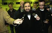OSLO (Noorwegen) - De Irakees Mullah Krekar arriveerde maandagavond laat op het vliegveld Gardermoen bij Oslo in Noorwegen, nadat hij Nederland was uitgezet. Krekar is de leider van de extremistische organisatie ”Soldaten van de Islam”. Die zou banden ond