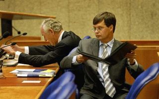DEN HAAG - Minister Remkes (Binnenlandse Zaken) en premier Balkenende namen donderdagmorgen plaats achter de regeringstafel om met de Kamer in debat te gaan over Mabel Wisse Smit. De Algemene Inlichtingen en Informatie Dienst (AIVD) ligt zwaar onder vuur.