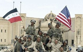 Amerikanen vieren de overwinning voor een van Saddams paleizen. Foto EPA