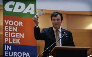 Eurlings tijdens de bijeenkomst van de christen-democraten.Hij kritiseert PvdA en VVD en bepleit een actieve opstelling om de kansen te grijpen die Europa biedt. Over de uitslag van de verkiezingen kan wat hem betreft geen twijfel bestaan: Het CDA zal, ne