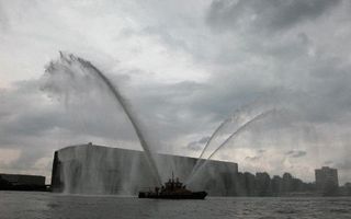 KRIMPEN AAN DEN IJSSEL â€“ De Rotterdamse blusboot RPA 10 geeft midden op de Nieuwe Maas een blusdemonstratie. Het kanon achterop het schip kan tot 200 meter ver spuiten. Foto RD