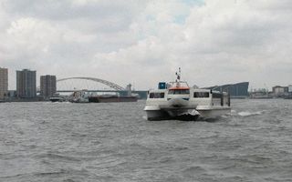 ROTTERDAM â€“ Fast ferry ”Maarten Tromp” op volle snelheid over de Maas. Op de achtergrond de Van Brienenoordbrug. Foto RD