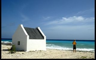 KRALENDIJK â€“ Bij Witte en Oranje Pan op Bonaire herinneren de hutjes waarin de slaven sliepen aan de tijd dat de zoutwinning slavenwerk was. Foto RD, Henk Visscher