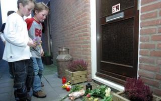ZOETERMEER Kort nadat het familiedrama in Zoetermeer bekend is geworden, verzamelen buurtbewoners zich met hun kinderen in de speeltuin achter de woning van de slachtoffers. Bij de verzegelde voordeur branden de eerste theelichtjes en worden bloemen neerg